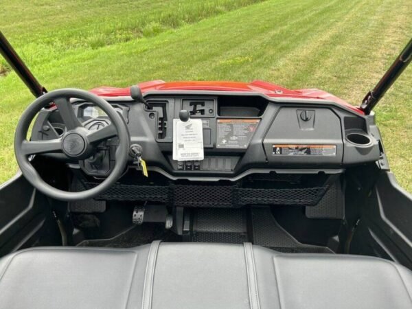 2023 Honda® Pioneer 1000-6 Deluxe Crew - Image 17